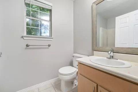 Bath - 10 Flora Cv, Crestview, FL 32539 photo 3 of 4