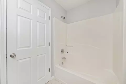 Bath - 10 Flora Cv, Crestview, FL 32539 photo 4 of 4