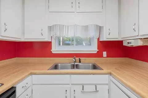 Kitchen - 578 E Williams Ave, Crestview, FL 32539 photo 4 of 6