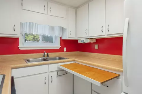 Kitchen - 578 E Williams Ave, Crestview, FL 32539 photo 6 of 6