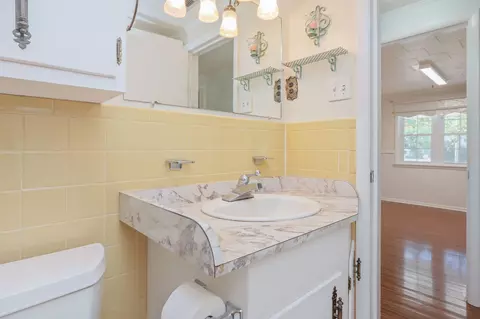 Bath - 578 E Williams Ave, Crestview, FL 32539 photo 4 of 6