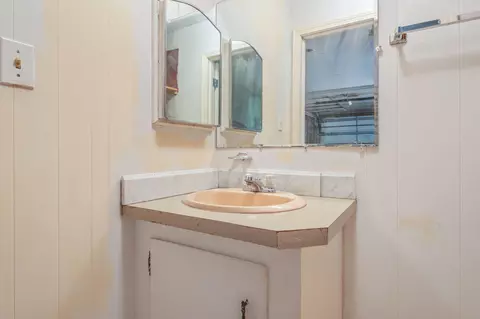 Bath - 578 E Williams Ave, Crestview, FL 32539 photo 5 of 6