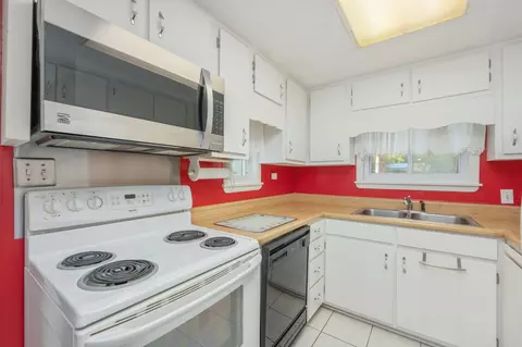 Kitchen - 578 E Williams Ave, Crestview, FL 32539 photo 2 of 6
