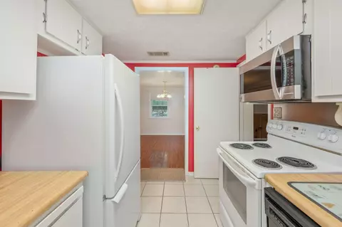 Kitchen - 578 E Williams Ave, Crestview, FL 32539 photo 5 of 6