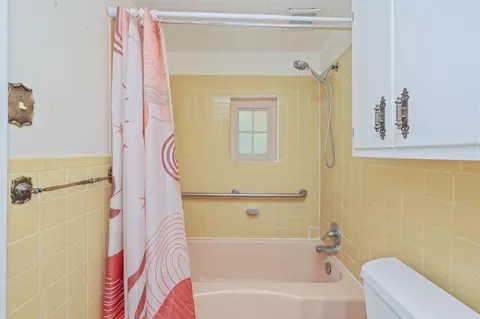 Bath - 578 E Williams Ave, Crestview, FL 32539 photo 3 of 6