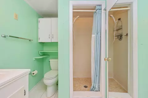 Bath - 578 E Williams Ave, Crestview, FL 32539 photo 2 of 6