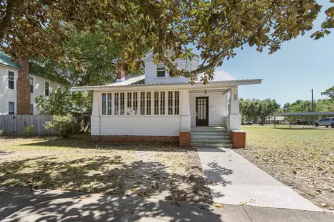 82 E Live Oak Ave, Defuniak Springs, FL 32435