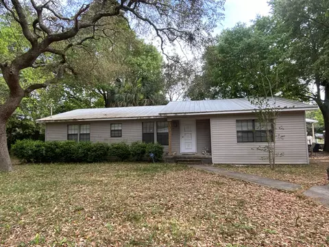 33 Circle Dr, Fort Walton Beach, FL 32547