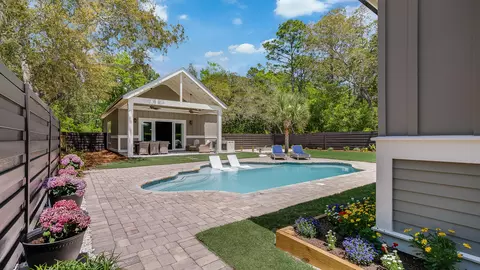 490 Red Barn Rd, Freeport, FL 32439