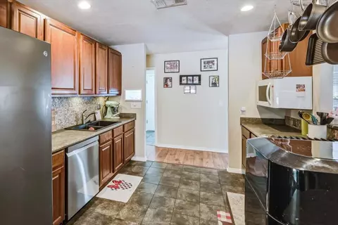 Kitchen - 1102 Phyllis Ave, Niceville, FL 32578 photo 2 of 3