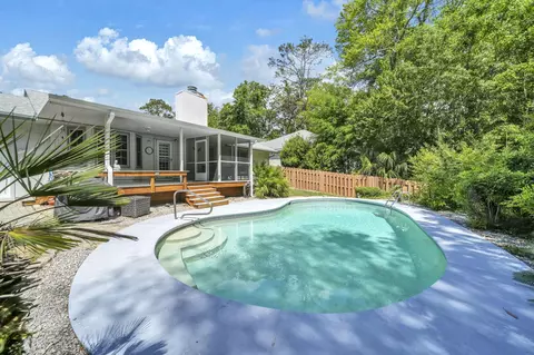 521 Maple Ave, Niceville, FL 32578