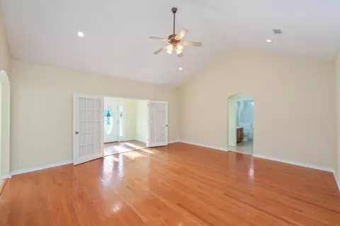Living - 5552 Frontier Dr, Crestview, FL 32536 photo 2 of 5