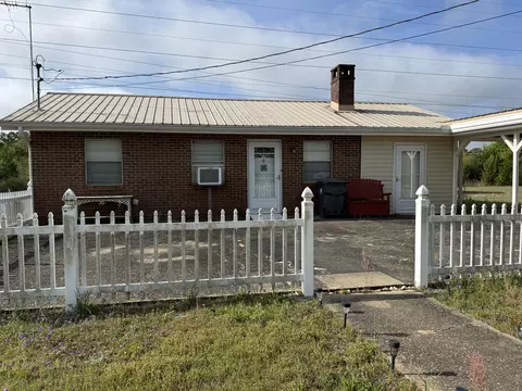 82 E Daisy Ln, Defuniak Springs, FL 32433