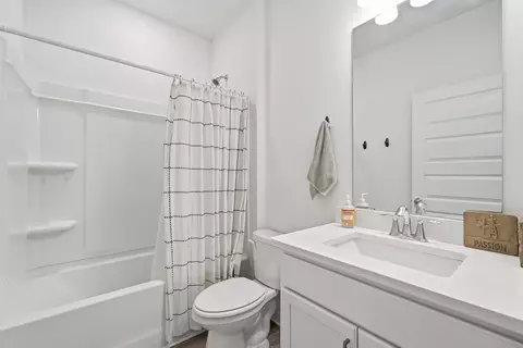 Bath - 125 Blooming Cv, Crestview, FL 32539 photo 3 of 4