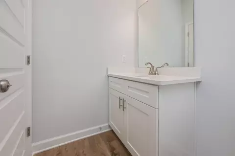 Bath - 740 E Chestnut Ave, Crestview, FL 32539 photo 2 of 6