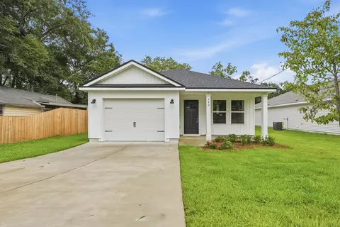 Exterior - 740 E Chestnut Ave, Crestview, FL 32539 photo 2 of 4