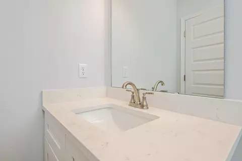 Bath - 740 E Chestnut Ave, Crestview, FL 32539 photo 4 of 6