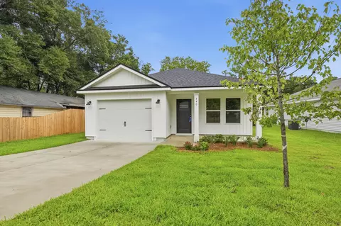 740 E Chestnut Ave, Crestview, FL 32539