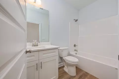 Bath - 740 E Chestnut Ave, Crestview, FL 32539 photo 1 of 6
