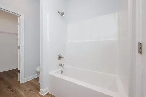 Bath - 740 E Chestnut Ave, Crestview, FL 32539 photo 5 of 6