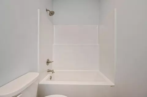 Bath - 740 E Chestnut Ave, Crestview, FL 32539 photo 3 of 6