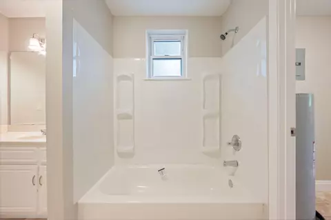 Bath - 165 Smith St, Crestview, FL 32539 photo 2 of 2