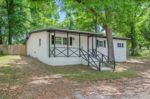 Exterior - 165 Smith St, Crestview, FL 32539 photo 1 of 10