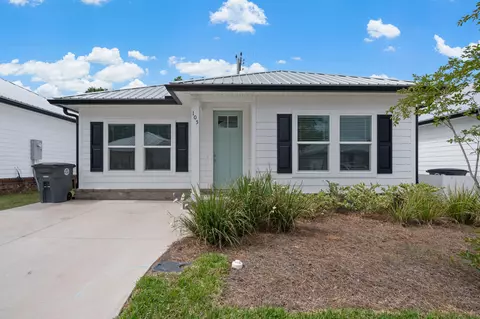 105 Penny Ln, Valparaiso, FL 32580