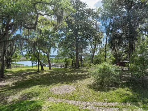 203 Pitts Bayshore Dr, Freeport, FL 32439