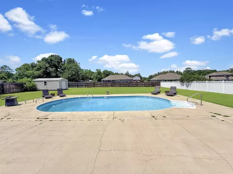 Exterior - 3003 Colonial Cir, Crestview, FL 32536 photo 3 of 6