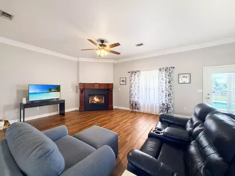 Living - 3003 Colonial Cir, Crestview, FL 32536 photo 5 of 6