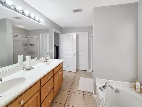 Bath - 3003 Colonial Cir, Crestview, FL 32536 photo 2 of 6