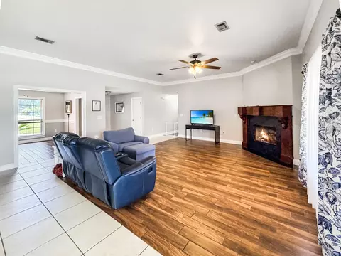 Living - 3003 Colonial Cir, Crestview, FL 32536 photo 2 of 6
