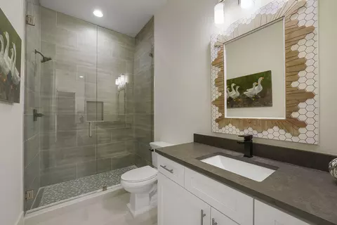 Bath - 336 S Holiday Rd, Destin, FL 32550 photo 3 of 4