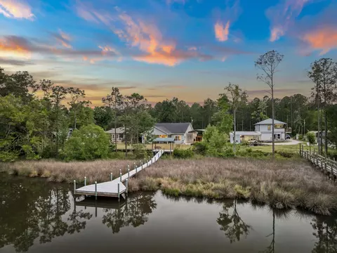 198 Waterside Ln, Freeport, FL 32439