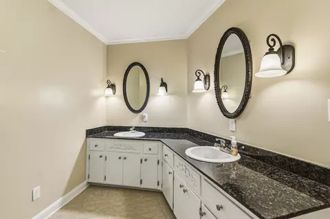 Bath - 1186 Pine Forest Rd, Chipley, FL 32428 photo 2 of 7
