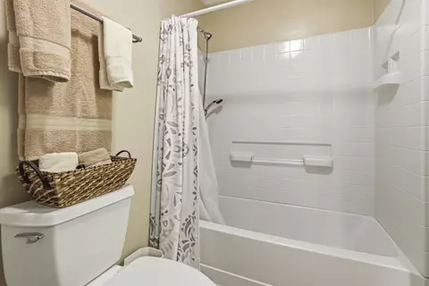 Bath - 1186 Pine Forest Rd, Chipley, FL 32428 photo 5 of 7