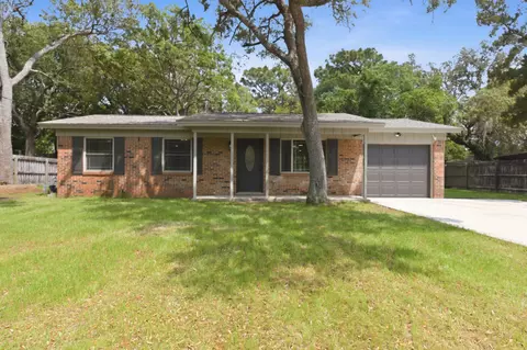 54 Berwick Cir, Shalimar, FL 32579