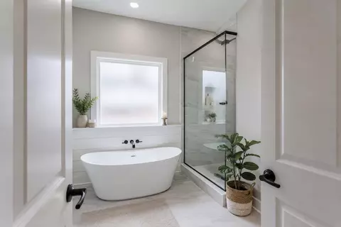 Bath - 2462 Hammock Ln, Crestview, FL 32536 photo 1 of 4