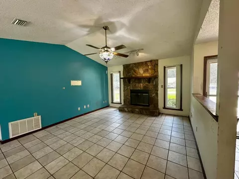 Living - 310 Springwood Cir, Crestview, FL 32536 photo 2 of 4