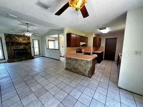 Living - 310 Springwood Cir, Crestview, FL 32536 photo 4 of 4
