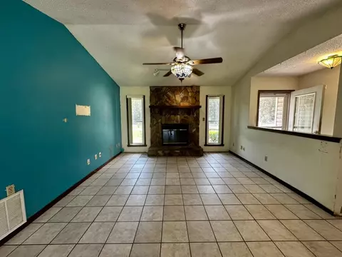 Living - 310 Springwood Cir, Crestview, FL 32536 photo 1 of 4
