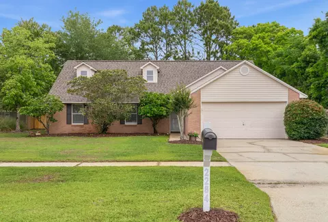2284 Prytania Cir, Navarre, FL 32566