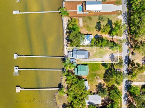 2554 Bay Grove Rd, Freeport, FL 32439