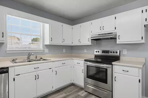 Kitchen - 421 Apple Dr, Crestview, FL 32536 photo 3 of 4