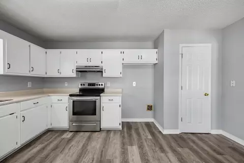 Kitchen - 421 Apple Dr, Crestview, FL 32536 photo 4 of 4
