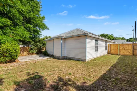 Exterior - 421 Apple Dr, Crestview, FL 32536 photo 5 of 6