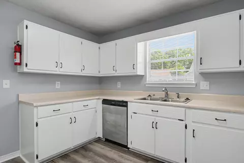Kitchen - 421 Apple Dr, Crestview, FL 32536 photo 2 of 4