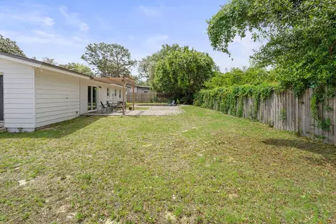 Exterior - 65 Junior Dr, Shalimar, FL 32579 photo 3 of 8