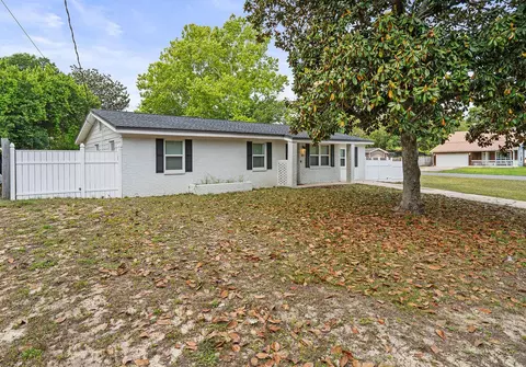 Exterior - 65 Junior Dr, Shalimar, FL 32579 photo 2 of 8